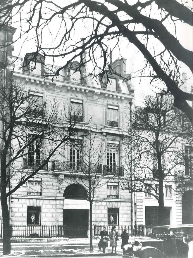O nº 30 da Avenue Montaigne, por volta de 1947, coleção Dior Héritage, Paris. Exposição Christian Dior: Designer of Dreams no V&A de 2 de feveiro a 14 de julho de 2019.