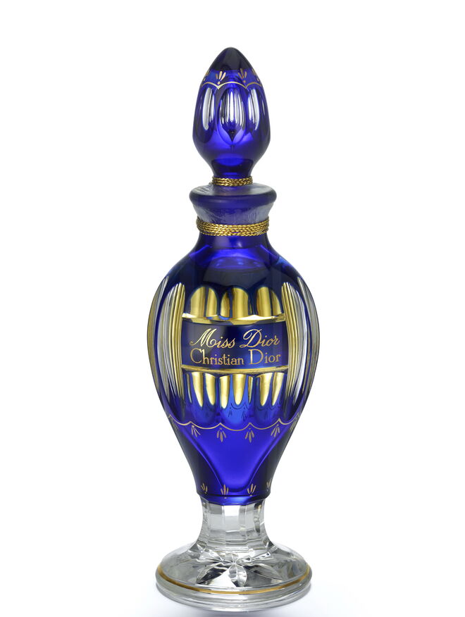 Edição limitada do perfume Miss Dior, em cristal azul Bacarat, 1947, Parfums Christian Dior. Exposição Christian Dior: Designer of Dreams no V&A de 2 de feveiro a 14 de julho de 2019.