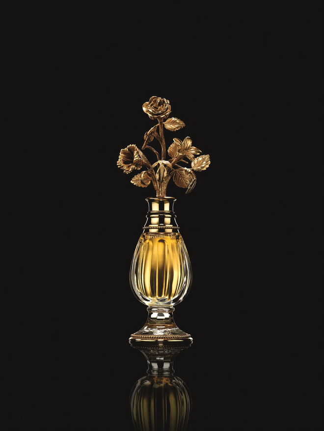 Frasco em cristal Baccarat desenhado por Christian Dior para o perfume Diorissimo, 1956, coleção Chrisitian Dior Parfums. Exposição Christian Dior: Designer of Dreams no V&A de 2 de feveiro a 14 de julho de 2019.