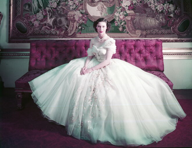 Retrato real da princesa Margarida no seu 21º aniversário. Exposição Christian Dior: Designer of Dreams no V&A de 2 de feveiro a 14 de julho de 2019.