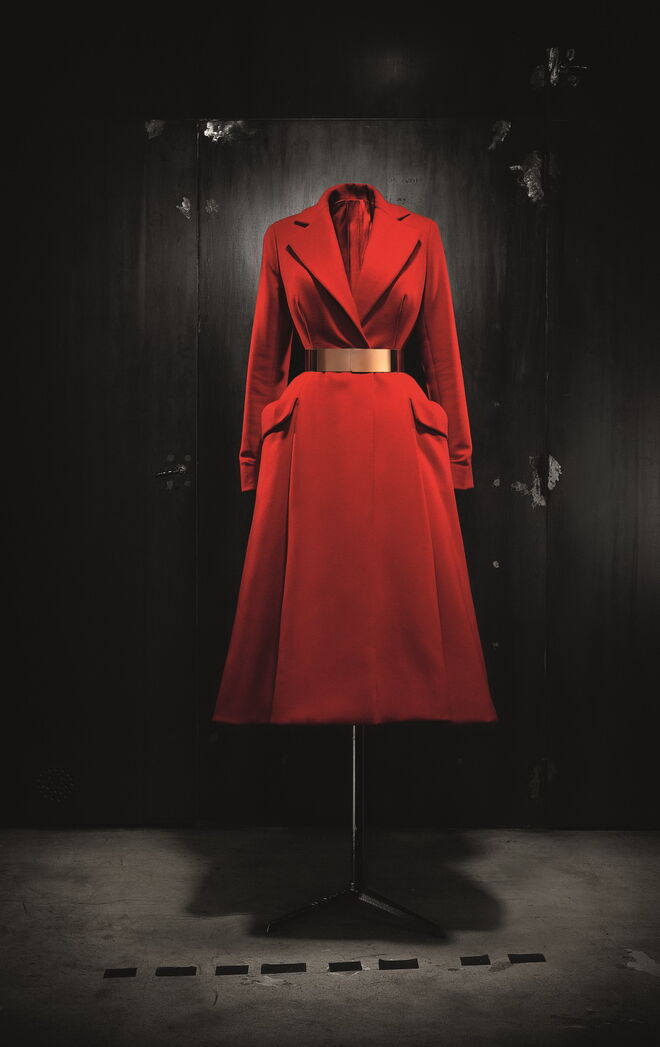 Casaco de Raf Simons para Christian Dior, Alta Costura outono/inverno 2012, coleção Dior Héritage, Paris. Exposição Christian Dior: Designer of Dreams no V&A de 2 de feveiro a 14 de julho de 2019.