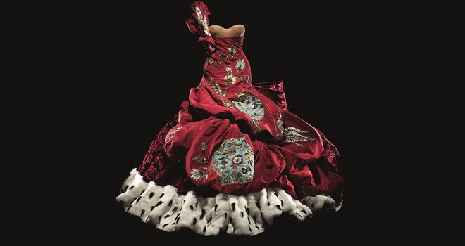 John Galliano para Christian Dior, Alta Costura outono/inverno 2004, coleção Dior Héritage, Paris. Exposição Christian Dior: Designer of Dreams no V&A de 2 de feveiro a 14 de julho de 2019.