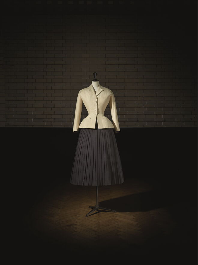 Bar Suit, Alta Costura primavera/verão 1947, Linha Corolle. Exposição Christian Dior: Designer of Dreams no V&A de 2 de feveiro a 14 de julho de 2019.