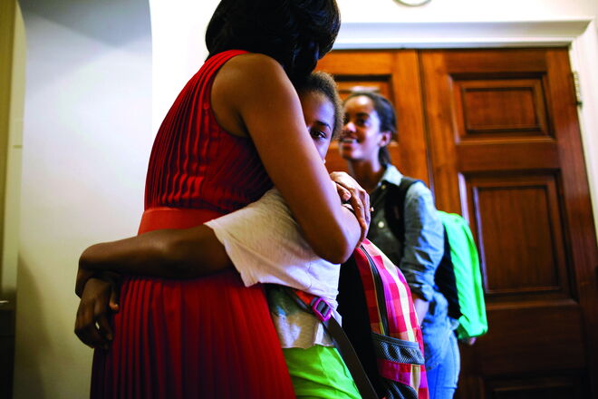 Os 55 anos de Michelle Obama | Com as filhas, uma das imagens de "Becoming"