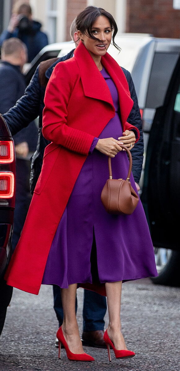 Meghan numa visita oficial a Birkenhead, Inglaterra em janeiro 2019 com casaco Sentaler, vestido Babaron by Aritizia e mala de Gabriela Hearst
