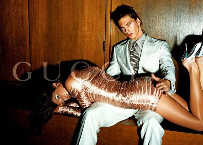 GUCCI | Mais uma campanha de Tom Ford com a Gucci que causou polémica. Entre 1990 e 2004 várias foram as produções que não ofenderam e geraram uma onda de indignação.
