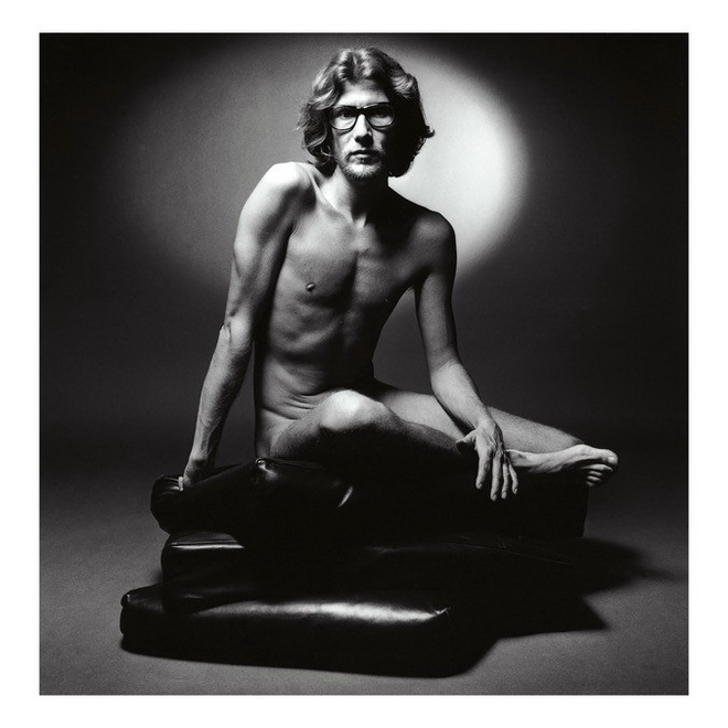 YSL, 1971 | O próprio Yves Saint Laurent foi a estrela da campanha do seu primeiro perfume "Pour Homme". Aqui, Laurent aparecia em pose e completamente nu. 