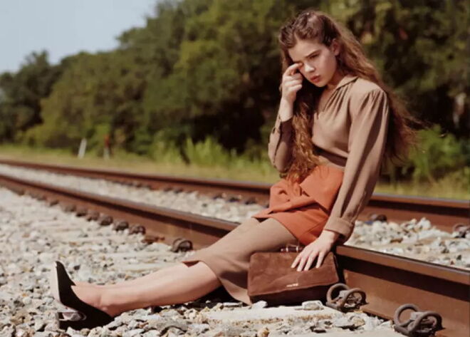 MIU MIU, 2011 | Esta campanha da marca italiana gerou polémica quando apresentou uma Hailee Steinfeld de 14 anos sentada numa linha de comboio à espera de cometer suicídio. Ou pelo menos foi assim que as autoridades britânicas o interpretaram e subsequentemente baniram.