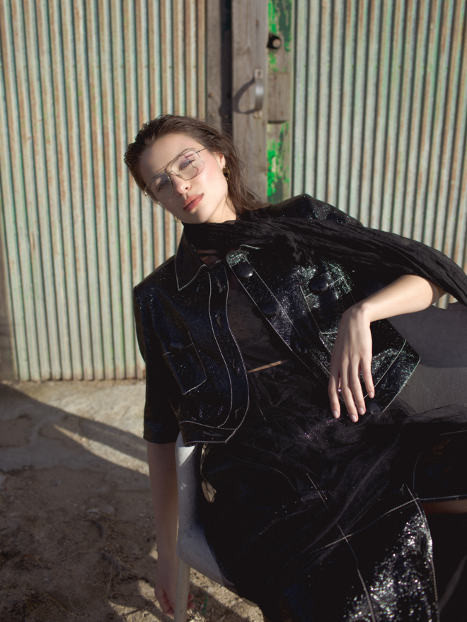 Casaco e Saia em Vinil - Coleção Ilimitada | Vestido de renda Mango | Barbatanas - Cressi | Brincos Marta Pinto Ribeiro na Collectiva | Sapatos Christian Dior