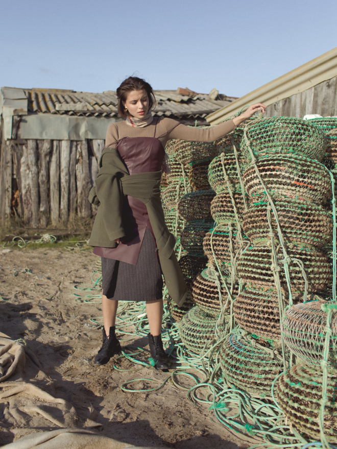 Camisola de malha, vestido cabedal e saia - Coleção Ilimitada | Botas Camper | Casaco Moschino na Isabel Ferreira Concept Store | Lenço Burberry