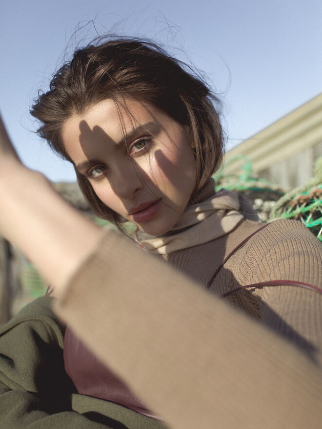 Camisola de malha, vestido cabedal e saia - Coleção Ilimitada | Casaco Moschino na Isabel Ferreira Concept Store | Lenço Burberry