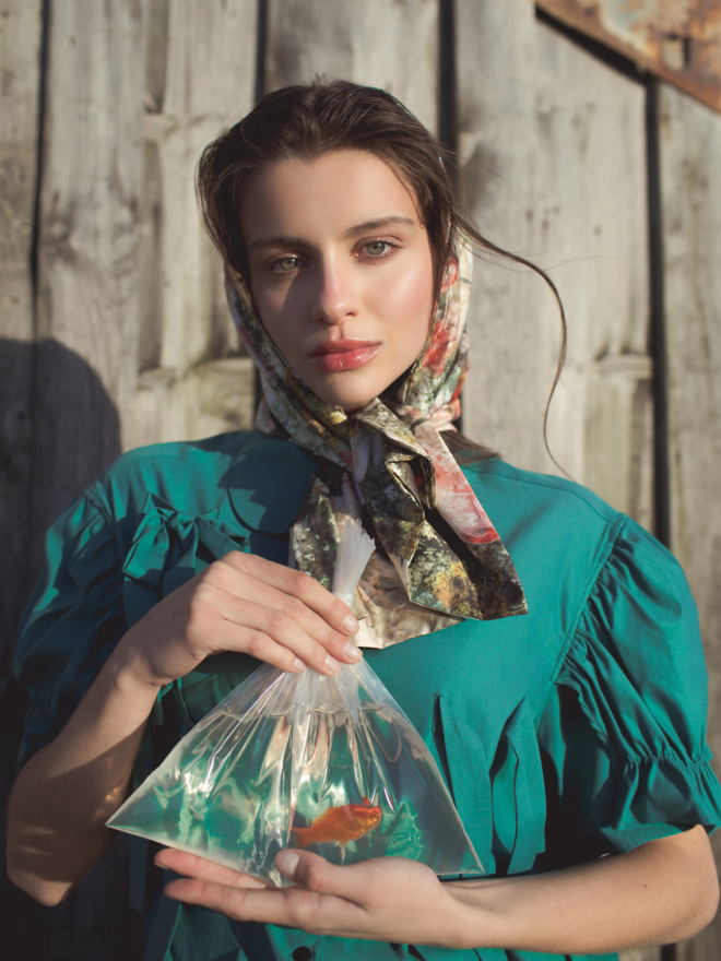 Lenço e camisa Alexandra Moura