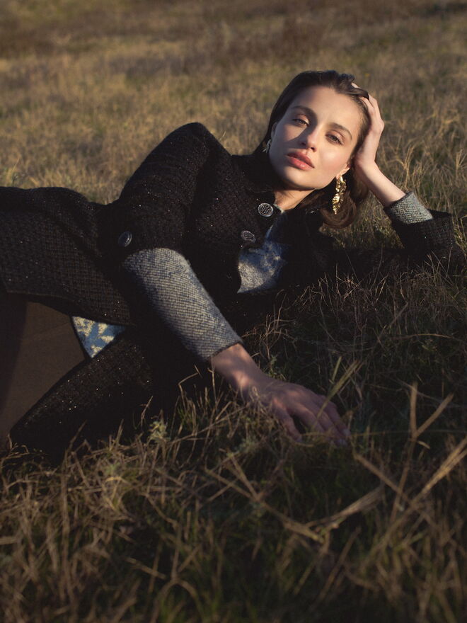 Camisola malha Susana Bettencourt e casaco Elisabetta Franchi | Brincos Carolina Curado | Shorts Mango 