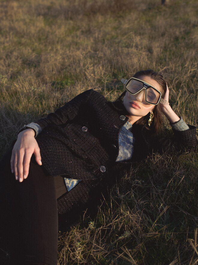 Camisola malha Susana Bettencourt e casaco Elisabetta Franchi | Brincos Carolina Curado | Shorts Mango | Óculos mergulho Cressi