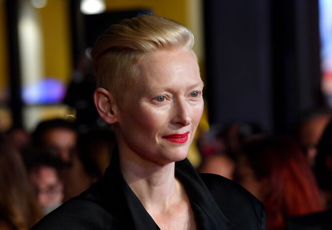 Quando Tilda era casada com o dramaturgo John Byrne, a atriz partilhou casa com o seu atual parceiro, Sandro Kopp, um artista visual. Depois da polémica, Tilda esclareceu numa entrevista recente ao Il Corriere: "Nunca vivi com dois homens. Separei-me amigavelmente do John há 14 anos e estou com o Sandro há 11. Não é estranho que grandes famílias como as nossas sejam amigas".