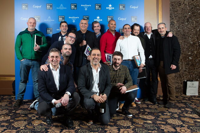 Os vencedores dos Prémios Mesa Marcada 2018 com os criadores do blogue gastronómico, Duarte Calvão e Miguel Pires