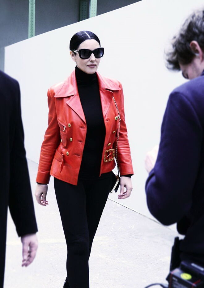 Janeiro, 2016 | Monica Bellucci na chegada do desfile da Chanel Alta Costuma primavera/verão 2016 na Semana da Moda em Paris