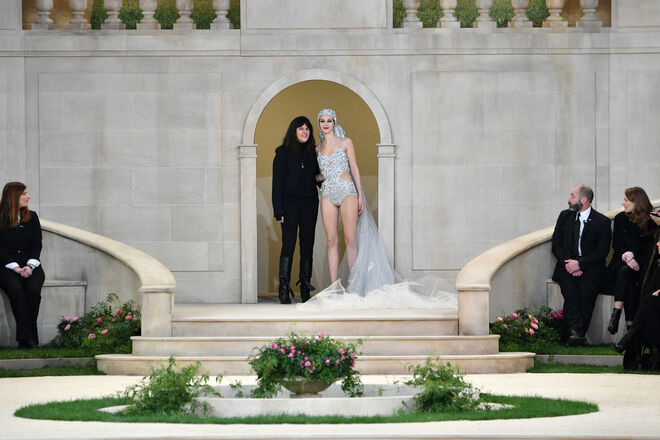 Virginie Viard e a modelo Vittoria Cerretti, no agradecimento final do desfile da Chanel