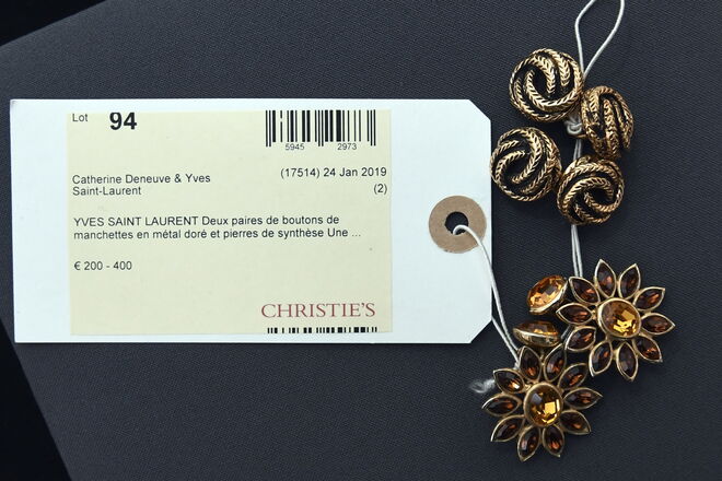 Dois pares de botões YSL