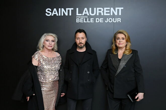 Debbie Harry, Anthony Vaccarello e Catherine Deneuve na apresentação da coleção YSL de Deneuve.