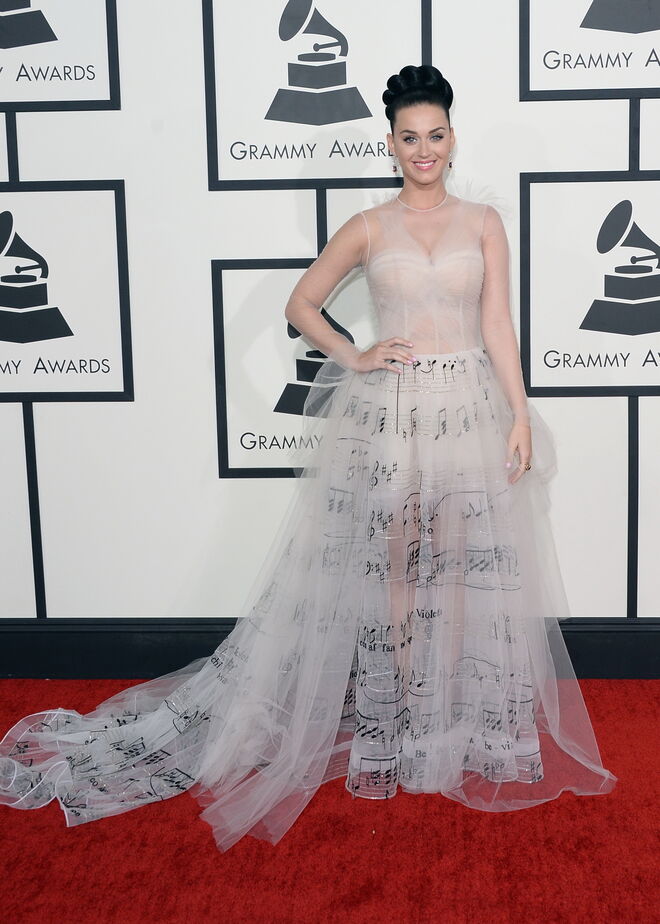 Katy Perry, 2014 | Antes de se tornar tão conhecida como é hoje, a cantora destacava-se pelos seus looks irreverentes, divertidos e completamente inovadores. O vestido que levou aos Grammy’s em 2014 é exemplo disso: um Valentino em tom nude e com transparências com notas musicais espalhadas pelo tule da saia.