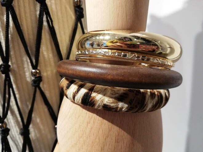 Conjunto de pulseiras em metal e animal print, €7,99, Bershka