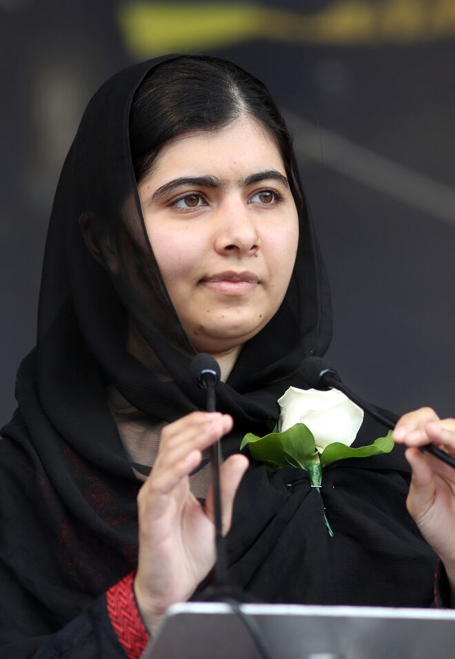 Malala Yousafzai (Ativista) - “Não devemos esperar que alguém encontre a nossa voz. Devemos fazer isso sozinhos e acreditar em nós. Mas isso só é possível se lutarmos” - Vital Voices Global Leadership Awards, 2013