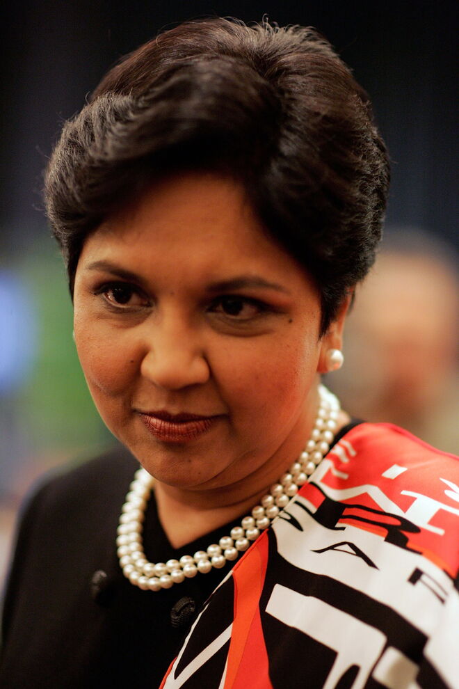 Indra Nooyi (Presidente e diretora executiva da PepsiCo)  - “Uma coisa que aprendi como CEO é que a liderança é diferente em vários níveis. Conforme vais subindo de posto, os requisitos para liderar essa organização crescem significativamente” – Excerto do livro ‘No Fear of Failure: Real Stories of How Leaders Deal With Risk and Change’ por Gary Burnison, 2011