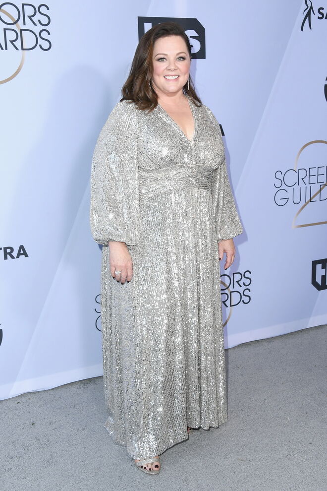 Melissa McCarthy de sapatilhas Sam Edelman e joias Chopard