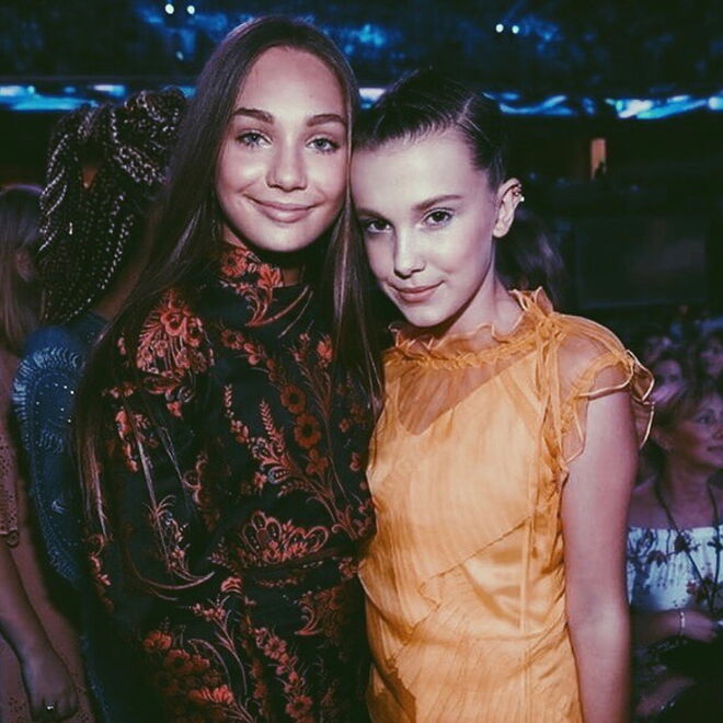 Millie Bobby Brown e Maddie Ziegler | Maddie, conhecida por brilhar nos vídeos da cantora SIA, e Millie, a atriz que dá vida a Eleven, na série 'Stranger Things' (2016) conheceram-se em julho de 2016. 