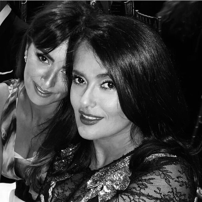 Penélope Cruz e Salma Hayek | Com uma amizade de mais de 20 anos, as duas atrizes são tão próximas que até têm alcunhas uma para a outra como “huevos” (ovos em espanhol). Nunca deixam passar a data de aniversário uma da outra sem uma declaração de amizade nas redes sociais e já contracenaram juntas no filme 'Bandidas' (2006).