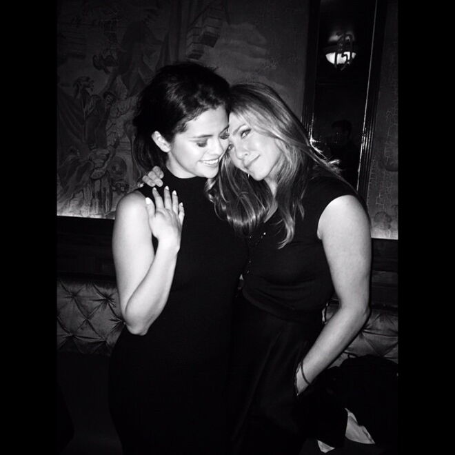 Selena Gomez e Jennifer Aniston | As duas estrelas ter-se-ão conhecido em 2014 por terem o mesmo manager e ficaram muito próximas.