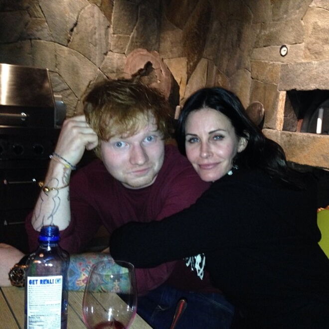Courteney Cox e Ed Sheeran | Os dois conheceram-se em 2013 quando Ed ficou na casa de praia de Courteney, em Malibu, durante três meses, de forma a ter a concentração necessária para escrever as suas músicas. Como agradecimento, o cantor terá apresentado a atriz ao que viria a ser o seu atual marido, Johny McDaid. Foi uma boa forma de agradecimento.