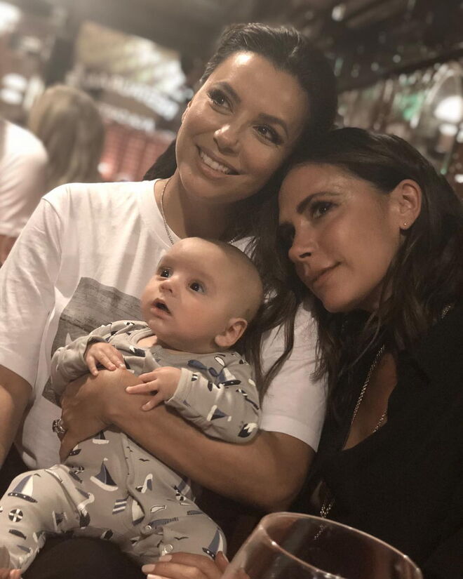 Eva Longoria e Victoria Beckham | A “dona de casa desesperada”  Eva Longoria é uma grande amiga da ex Spice Girl, Victoria Beckham. Foi Victoria quem desenhou o vestido de casamento de Eva e é também considerada tia do bebé de Eva, tal é a amizade entre as duas. 