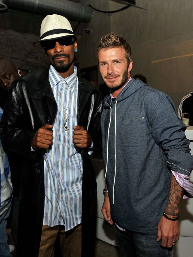 David Beckham e Snoop Dogg | Esta amizade é capaz de ser das mais improváveis no mundo das celebridades. Ou então não. O ex futebolista e modelo David Beckham e o cantor Snoop Dogg conheceram-se em 2007 numa noite aleatória e atualmente são como “irmãos” Numa entrevista à rádio BBC, o cantor terá dito que nunca finaliza um álbum sem primeiro ouvir a opinião de Beckham.