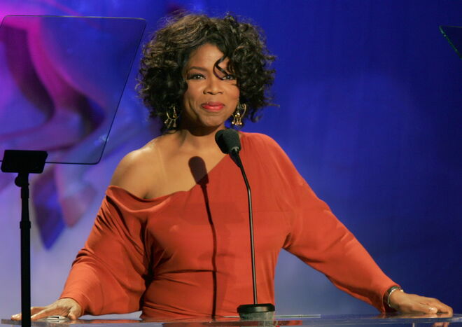 2004 | Oprah Winfrey discursa no palco da 16ª  edição do Carrossel da Esperança com a instituição 'Barbara Davis Center for Childhood Diabetes'
