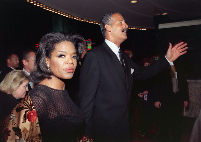 1998 | Oprah Winfrey em Los Angeles para a estreia do filme 'Beloved' com o marido Steadman Graham 