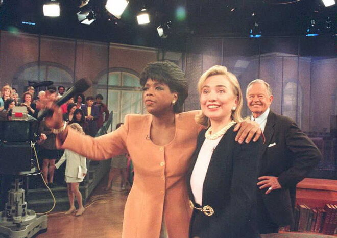 1995 | Primeira dama americana Hillary Clinton com Oprah Winfrey durante um episódio do programa de Winfrey