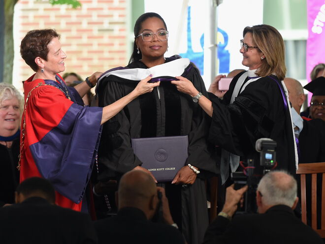 2017 | Oprah Winfrey na 128ª cerimónia " Commencement" da Agnes Scott College 