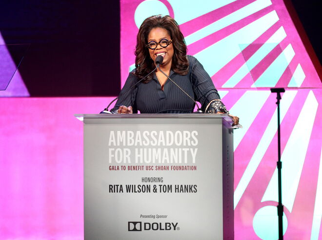 2018 | Oprah Winfrey discursa no palco do evento 'Ambassadors For Humanity Gala Benefiting USC Shoah Foundation Honoring Rita Wilson And Tom Hanks'