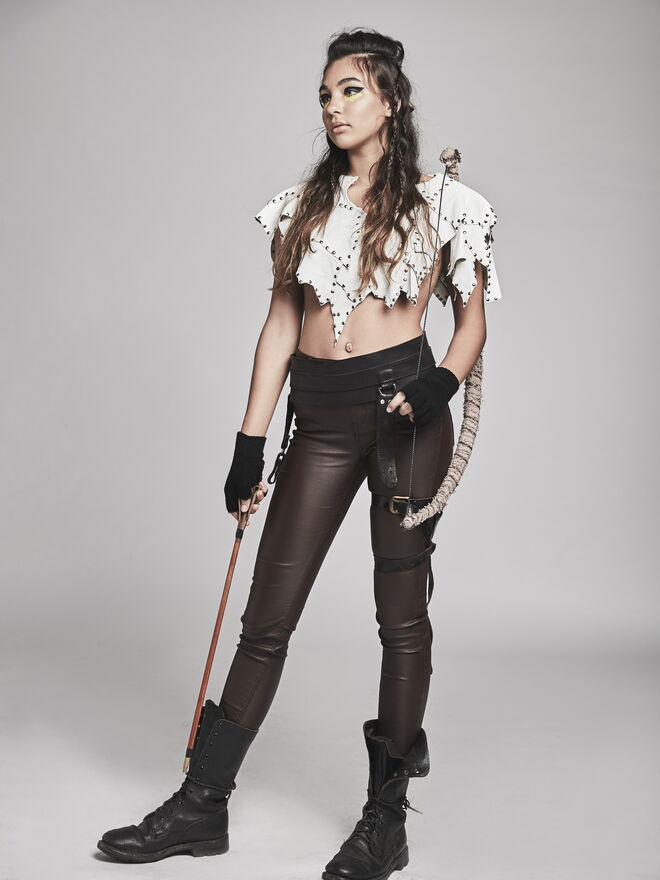 "Guerreira Wonkru" Modelo: Bárbara Sousa da EliteLisbon; Styling de Yasmin Lourenço 
Gola, Botas e Arco e Flecha: Peris. Calças: Stradivarius.