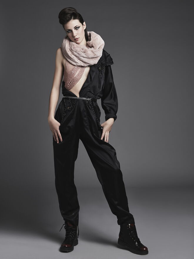 “Punk Glam” Styling: Valéria Serafim; Modelo: Diana Perdigão da L´Agence
Top, macacão e botas: Peris. Cachecol e collant: H&M.