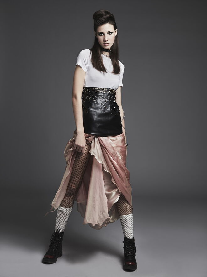 “Punk Glam” Styling: Valéria Serafim; Modelo: Diana Perdigão da L´Agence 
T-shirt: Zara. Saia com cauda, saia preta e botas: Péris. Meias e collant: H&M.