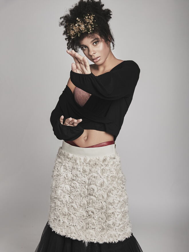 “Black Garden” Styling: Ana Rita Gomes; Modelo: Micaela Barreto: L’AGENCE
Camisola: Bershka. Soutien: Tezenis. Saia bege: saia tule e bikers shorts – Peris Costumes. Acessórios da produção