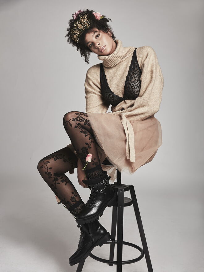 “Black Garden” Styling: Ana Rita Gomes; Modelo: Micaela Barreto: L’AGENCE
Camisola e botas: Zara. Soutien: Intimissimi. Saia: Peris Costumes. Collants: Calzedonia. Meias de rede: Primark. Botas: Zara 