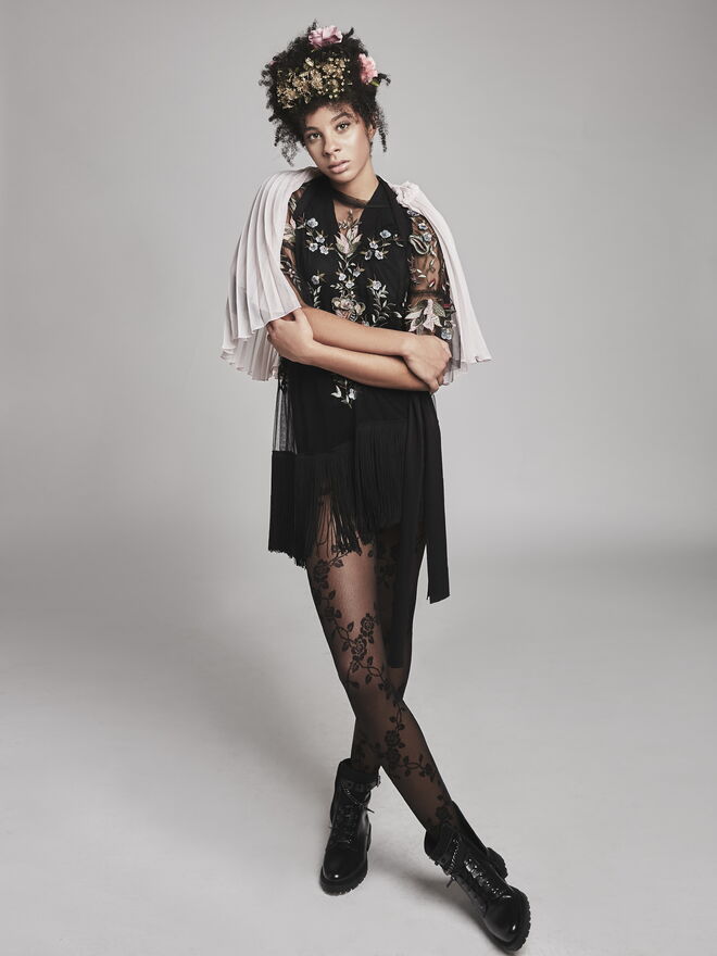 “Black Garden” Styling: Ana Rita Gomes; Modelo: Micaela Barreto: L’AGENCE
Kimono e vestido a fazer de capa – Peris Costumes. Collants – Calzedonia. Botas – Zara. Body e acessórios da produção.  