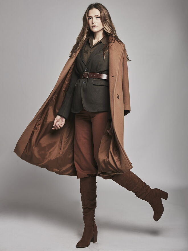 “English Countryside” Stylist: Marta Carvalho; Modelo Liubava Cornea (Karacter Agency)
Sobretudo e camisa: da produção. Blazer e calças: Zara. Cinto: Cavalinho. Botas: Primark