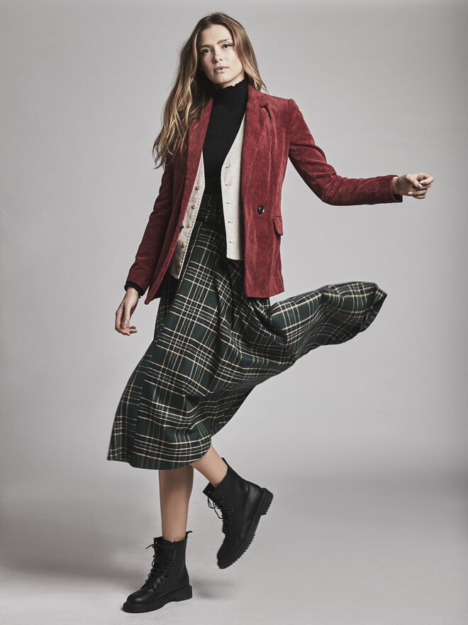 “English Countryside” Stylist: Marta Carvalho; Modelo Liubava Cornea (Karacter Agency)
Blazer: Bershka. Colete: camisola e saia: Zara. Botas: Primark