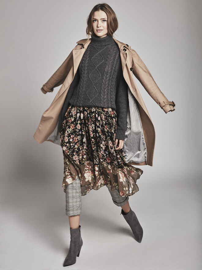 “English Countryside” Stylist: Marta Carvalho; Modelo Liubava Cornea (Karacter Agency)
Gabardine: Mango. Camisola: Massimo Dutti. Vestido e calças: Zara. Botas: Primark.