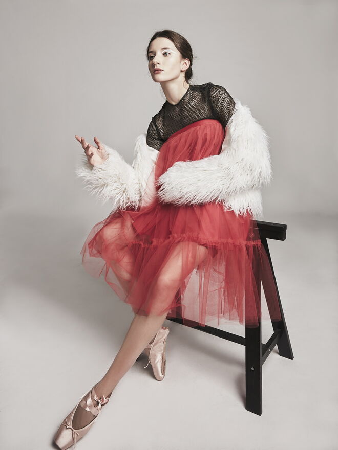 "Ballerine” Styling: Maria Sena Esteves; Modelo: Felicia Iscra da L’AGENCE
Vestido preto: da produção. Saia de tule: Susana Gateira. Casaco: Zara Sapatilhas de Ballet: Péris